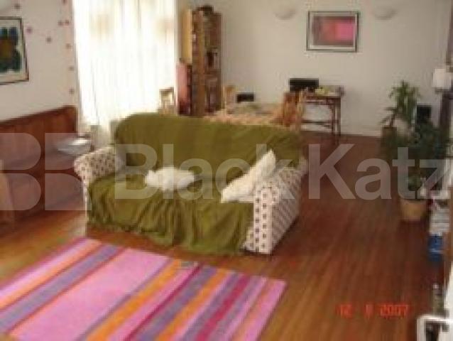 			MUST SEE!!!, 2 Bedroom, 1 bath, 1 reception Flat			 Pax Studios,Park Road, CROUCH END N8